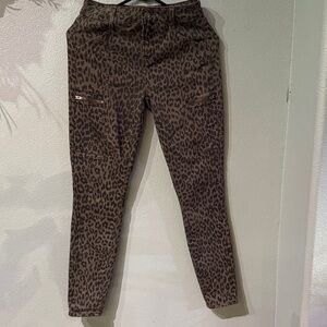 Pistola Skinny Jeans. Leopard Print. 26 inch waist. 27 inch inseam. Super cute.